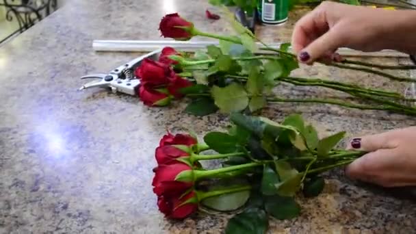 Çiçekçi. Çiçek işi. Buketin usta yapımı. — Stok video