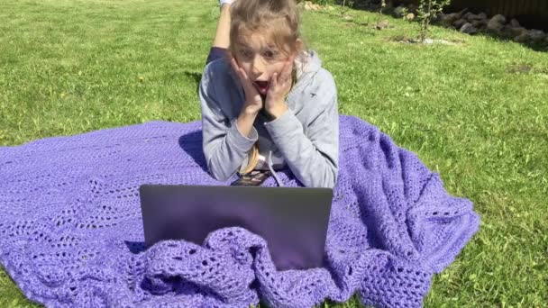 La fille regarde les infos sur Internet. Événements intéressants à notlce. Incroyable. — Video