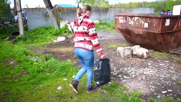 ゴミ袋を持った女性。地球の廃棄物の世界的な汚染 — ストック動画