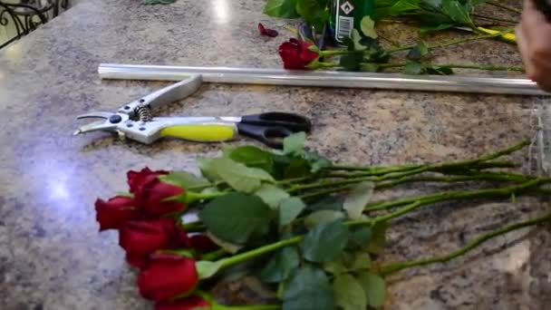 꽃 가게. 꽃 사업. 꽃다발을 만드는 일류 반 학생들 — 비디오