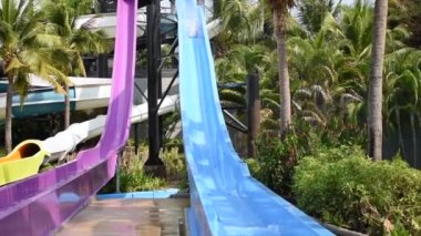 Yazın tropikal bir tatil köyünde su parkında aktif eğlence