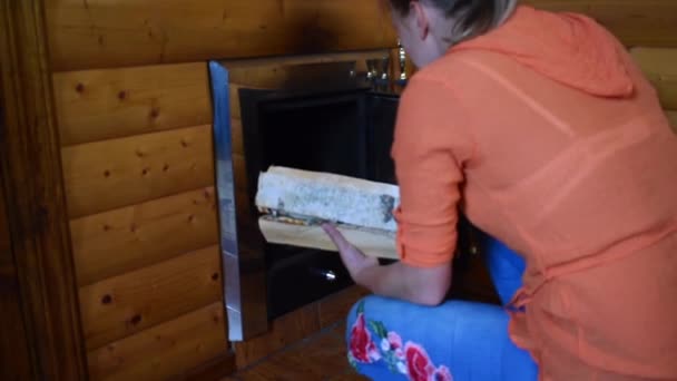 Permanecer en una casa de madera cabaña con estufa de leña . — Vídeos de Stock