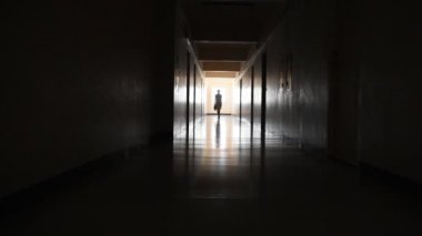 Tünelin sonunda ışık var. Hastanede yürüyen ölü bir kadın. Evde ölümcül terör var.