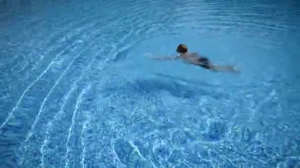 El joven nadador es un atleta en la piscina. clases de natación niños — Vídeo de stock