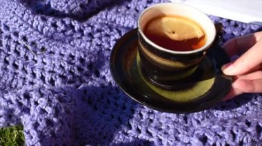 Bahçede bir kitapla canlandırıcı güzel bir sabah..