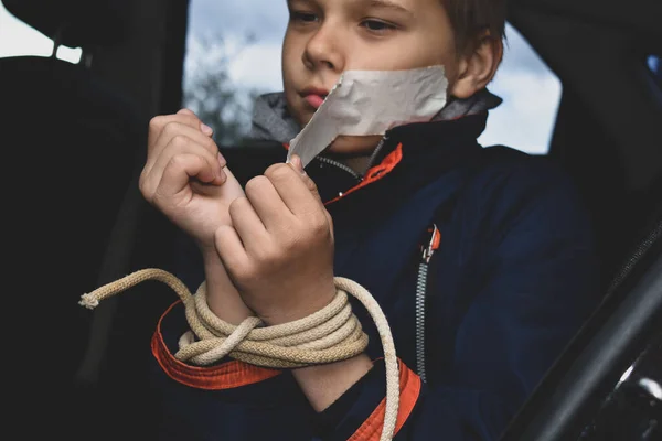 Menculik dan menjual anak-anak menjadi budak. penyelamatan anak dari tawanan — Stok Foto
