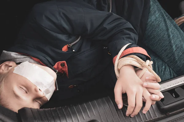 Niño secuestrado en el coche. Manos de niños relacionados. robar gente — Foto de Stock