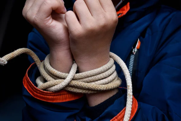 Il bambino prigioniero in macchina. Furto e riscatto illegale di un bambino — Foto Stock