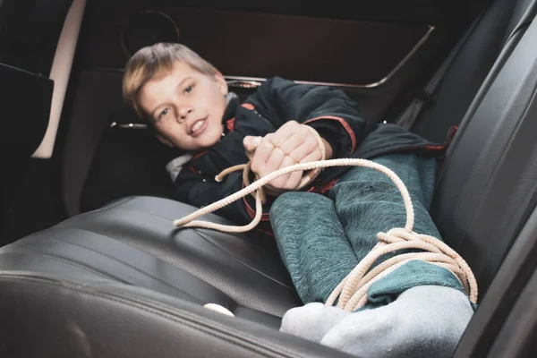 El niño cautivo en el coche. Robo ilegal y rescate de un niño — Foto de Stock