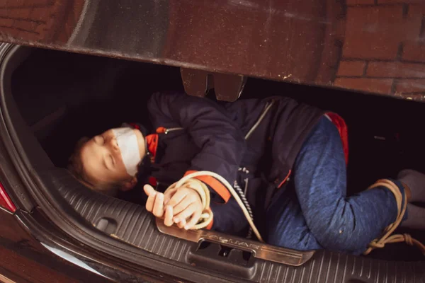 A criança cativa no carro. Roubo ilegal e resgate de uma criança — Fotografia de Stock