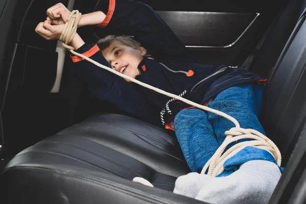 L'enfant captif dans la voiture. Vol illégal et rançon d'un enfant — Photo