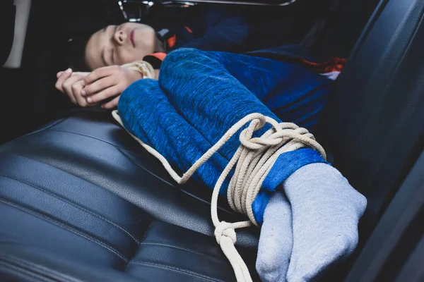 L'enfant captif dans la voiture. Vol illégal et rançon d'un enfant — Photo