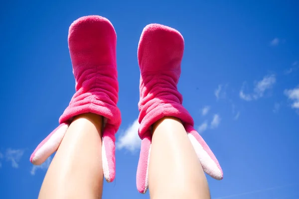 Lie down to the top. Clear blue sky and female legs in socks. — Stock Photo, Image