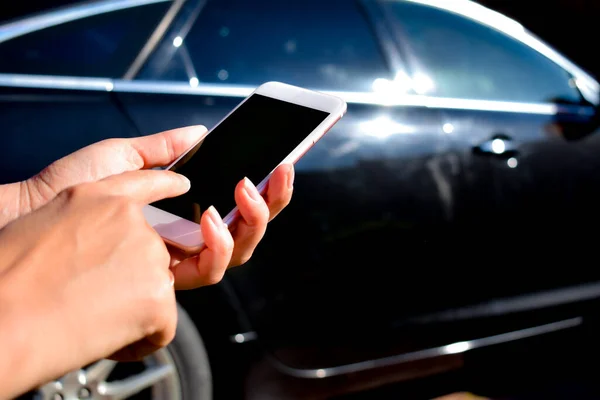 En utilisant le téléphone dans la voiture. Nouvelles technologies et voitures . — Photo