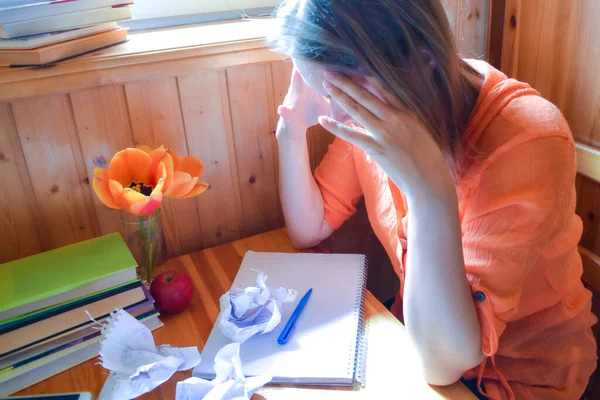 Dolor de cabeza del trabajo. Mujer sosteniendo su cabeza en su escritorio . — Foto de Stock