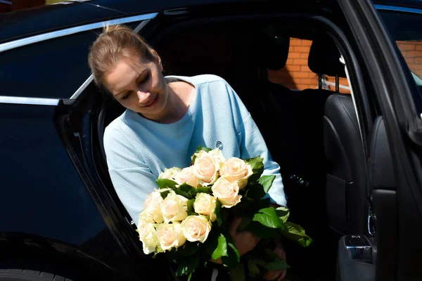 Bouquet romantique de roses entre les mains de la jeune fille. Fleurs délicates pour maman. un bouquet pour une date . — Photo