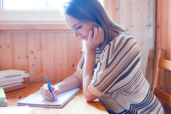 Una donna scrive un libro. L'insegnante controlla i compiti. — Foto Stock