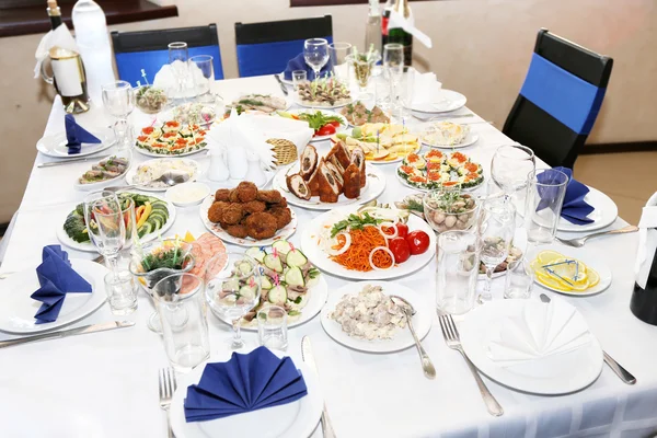 Feestzaal Tafel Geserveerd Met Gerechten Restaurant — Stockfoto