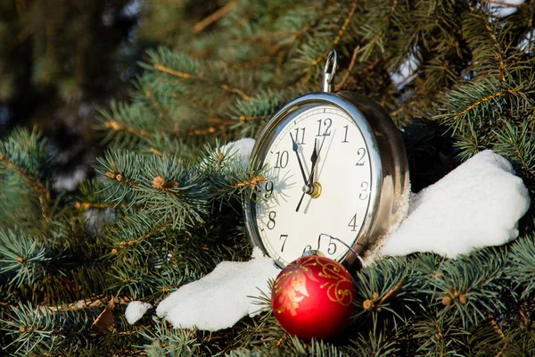 Piros labdát karácsonyi és egy fenyő óra. — Stock Fotó