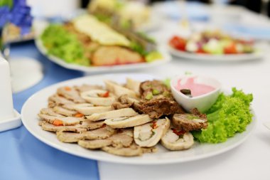soğuk etler şenlikli bir tablo ile plaka 
