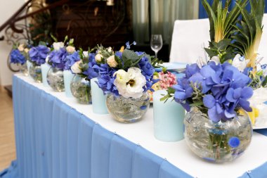 Mumlar ve çiçeklerle dekorasyon düğün tablo