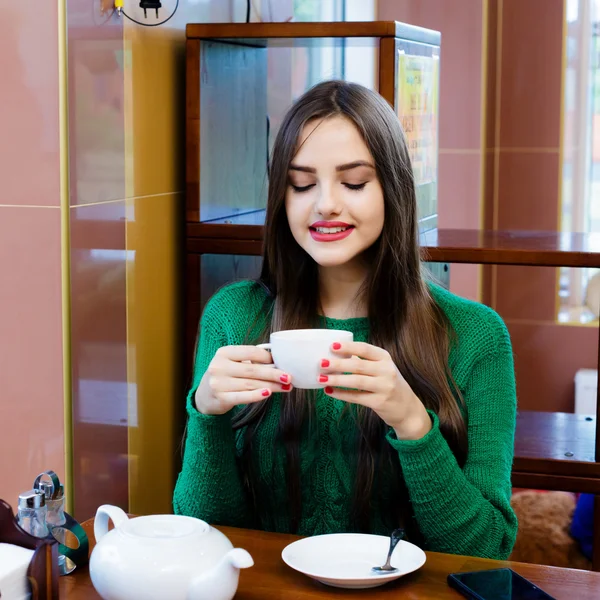 Mulher bonita bebendo chá no café — Fotografia de Stock