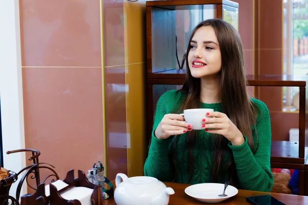 Mulher bonita bebendo chá no café — Fotografia de Stock