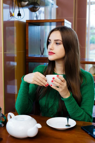 Hermosa joven bebiendo té en la cafetería — Foto de Stock