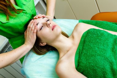 Beyaz kadın yüz masaj spa salonda alma