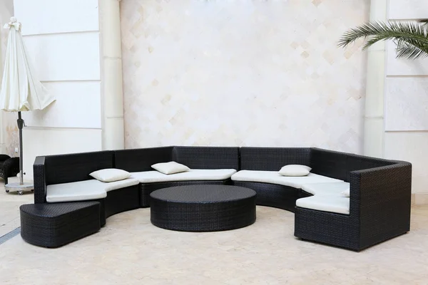 büyük siyah kanepe yastık ve bir otelde tablo ile