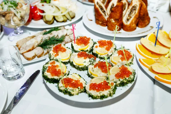 Meze Bir Restoranda Bir Festival Ziyafet Masada Kırmızı Havyar Ile — Stok fotoğraf