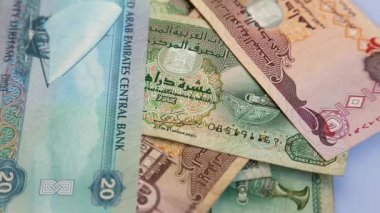 Yüzey arka plan dönen üzerinde Arap para BAE dirhem