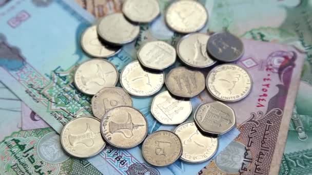 Dinheiro árabe UAE dirhams em fundo de superfície rotativa — Vídeo de Stock