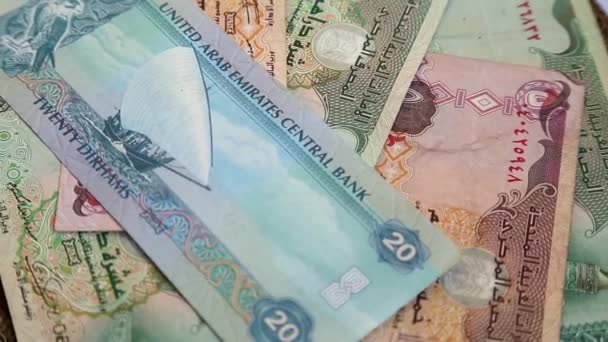 Arabiska pengar Uae dirham på roterande yta bakgrund — Stockvideo