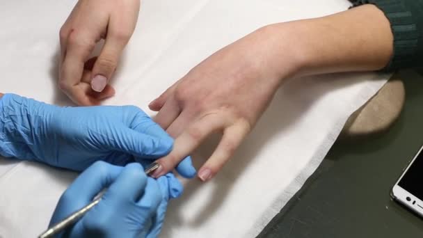 Manikiurzystka sprawia, że manicure dla młodych kaukaski kobieta w salonie piękności. — Wideo stockowe