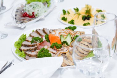 Çatal bıçak takımı ve soğuk kesim Restoran şenlikli bir tabloda servis