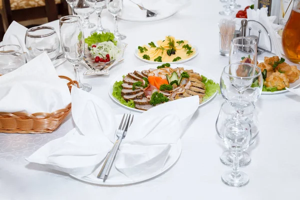 Couverts et charcuterie servis sur une table de fête au restaurant — Photo