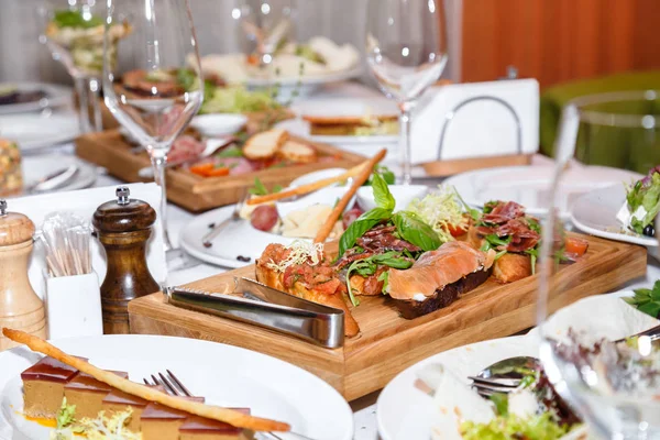 Apéritifs de fruits de mer et de viande sur assiette en bois au restaurant — Photo