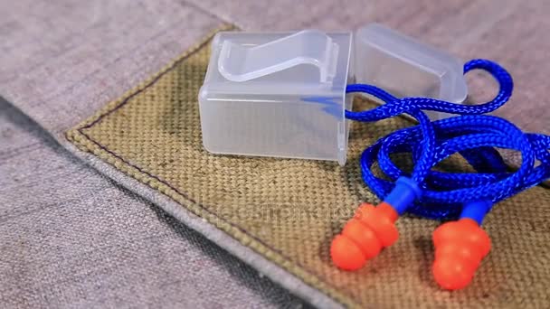 保護作業黄麻布手袋と表面を回転の耳栓。個人用保護具の背景. — ストック動画