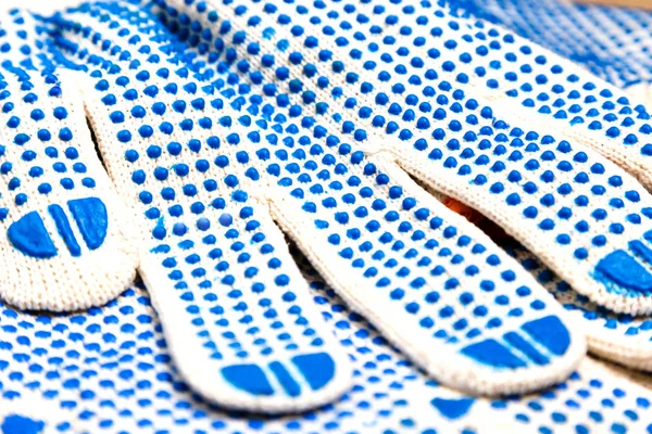 Тонкі робочі рукавички з блакитними прищами крупним планом . — стокове фото
