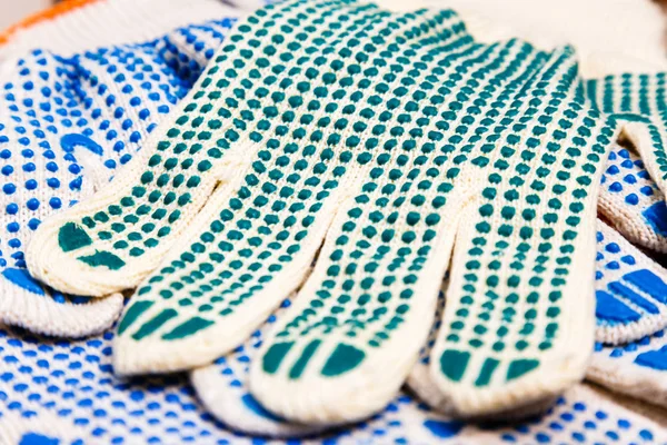 Guantes de trabajo delgados con granos verdes de cerca . —  Fotos de Stock