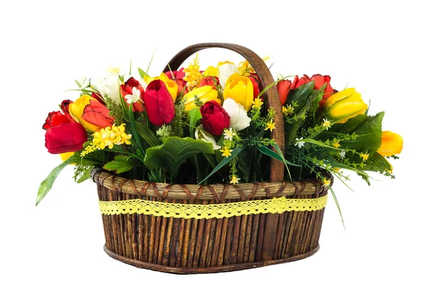 Kytice žlutých a červených tulipánů s divokými květy v proutí b — Stock fotografie