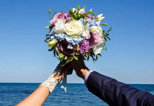 Sposa Sposo Tenendo Bel Mazzo Rose Uno Sfondo Mare — Foto Stock