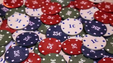Yüzey dönen üzerinde poker fişleri