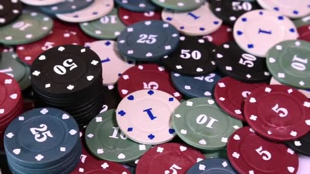 Фишки для покера на вращающейся поверхности — стоковое видео