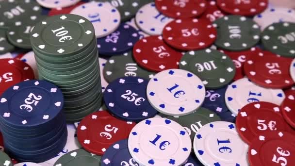 Yüzey dönen üzerinde poker fişleri — Stok video
