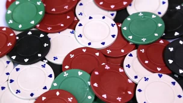 Poker chips op roterende oppervlak — Stockvideo