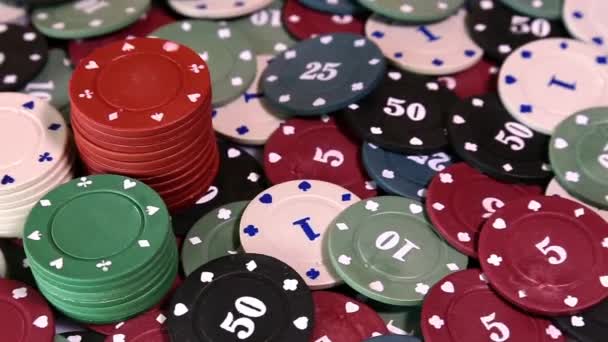 Покерні чіпи на обертовій поверхні — стокове відео