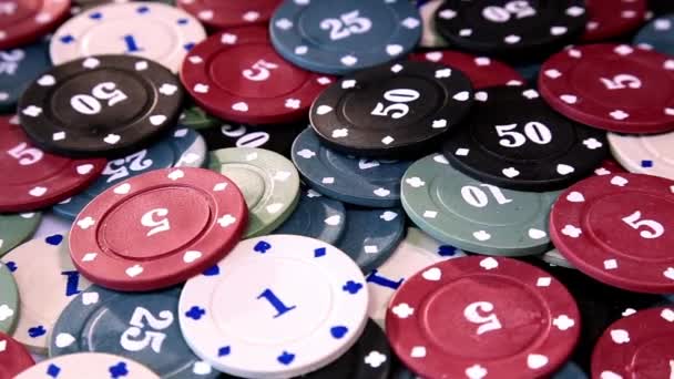 Фишки для покера на вращающейся поверхности — стоковое видео