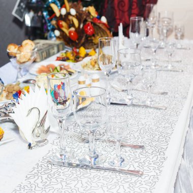 Kadehlerin Restoran bir tabloda yılları arasında görev yapmıştır